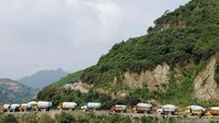 Sementara itu, aksi protes yang dilakukan penduduk desa menyebabkan sekitar 200 truk yang membawa sampah dari Kathmandu tak dapat menuju tempat pembuangan sampah di Bancharedanda. Truk-truk itu kembali tanpa membuang muatan mereka. 