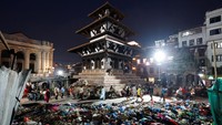 Dalam foto yang dipotret pada Selasa (7/6) waktu setempat, sejumlah orang beraktivitas di dekat tumpukan sampah yang dibuang di sepanjang jalan di Bashantapur Durbar Square, sebuah situs warisan dunia UNESCO yang berada di kawasan Kathmandu, Nepal.