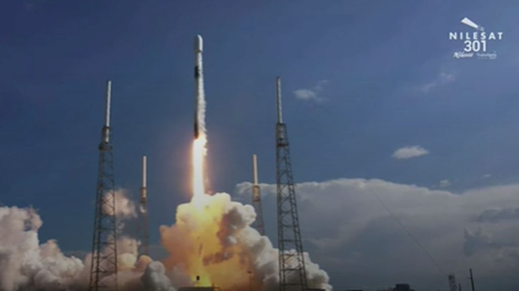 Detik-detik SpaceX Luncurkan Satelit Komunikasi Mesir