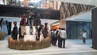 Sarinah merupakan mal yang mengedepankan budaya dan produk Indonesia. Di mal ini rutin dilakukan festival budaya dari daerah-daerah di Indonesia. Nah, spot ini menjadi salah satu area ikonik yang menarik perhatian pengunjung. (Yasmin Nurfadila/detikTravel)