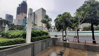 Tangga akses masuk menuju gedung juga sering digunakan sebagai tempat berfoto. Terutama saat cuaca cerah, lokasi ini cocok untuk menjadi spot foto. Karena dilatarbelakangi dedaunan hijau yang dikombinasikan dengan latar gedung-gedung.(Yasmin Nurfadila/detikTravel)