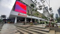 Gedung Sarinah, usai direnovasi gedung ini jadi makin kece lho. Sarinah jadi tempat santai dan kumpulnya muda-mudi ibu kota. Kamu bisa jajan hingga belanja, atau bersantai dan foto-foto karena banyak spot keren. (Yasmin Nurfadila/detikcom)