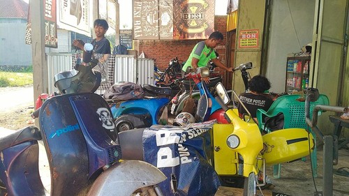 Suasana Bengkel Aby spesialis Vespa di Kelurahan Loloan Timur, Kecamatan, Jembrana, Kabupaten Jembrana, Bali (10/6/2022).