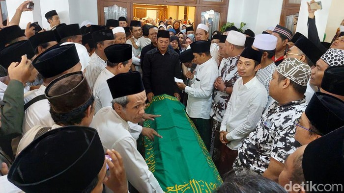 Suasana pelayat Ketua Dewan Syuro PKB KH Dimyati Rois di Kendal, Jumat (10/6/2022).