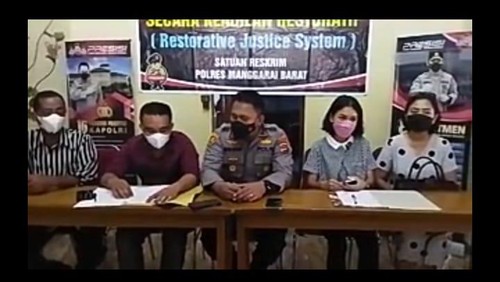 Tangkapan layar video perdamaian antara pihak anggota DPR RI, Benny K. Harman dengan karyawan Restoran Mai Cenggo, Ricardo Cundawan di Mapolres Manggarai Barat, Jumat (10/6/2022)
