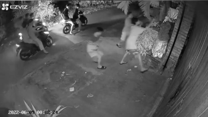 Tangkapan layar video viral aksi pencurian daksina oleh anak-anak di Buleleng