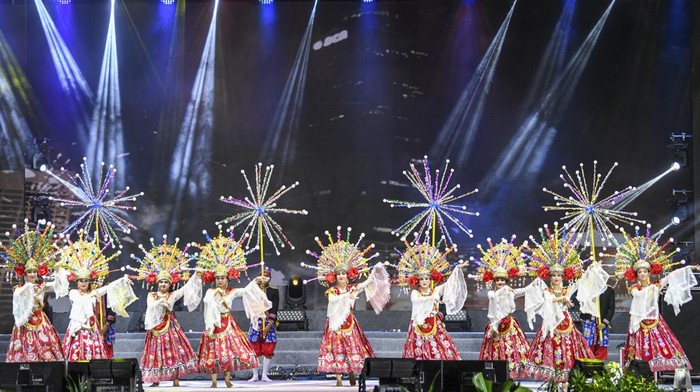 Pengunjung berjalan di salah satu stan saat Jakarta Fair 2022 di JIExpo Kemayoran, Jakarta, Kamis (8/6/2022). Jakarta Fair 2022 atau Pekan Raya Jakarta yang bertemakan Jakarta Fair Bangkit Kembali, Majulah Produk-Produk Indonesia di Pasar Domestik dan Dunia tersebut merupakan rangkaian dari perayaan Hari Ulang Tahun (HUT) ke-495 DKI Jakarta berlangsung hingga 17 Juli 2022. ANTARA FOTO/M RIsyal Hidayat