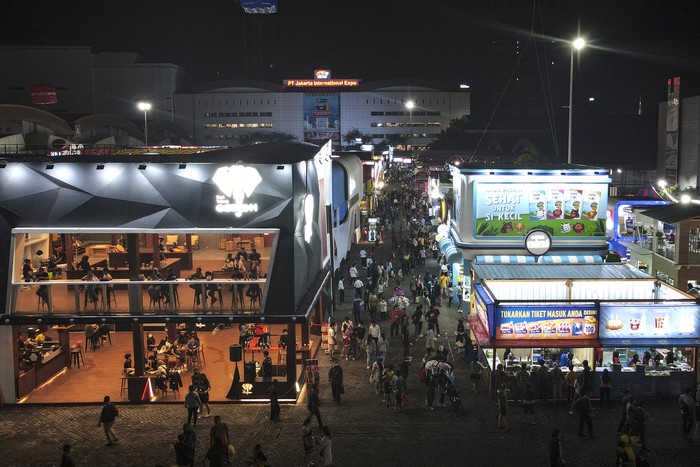 Pengunjung berjalan di salah satu stan saat Jakarta Fair 2022 di JIExpo Kemayoran, Jakarta, Kamis (8/6/2022). Jakarta Fair 2022 atau Pekan Raya Jakarta yang bertemakan Jakarta Fair Bangkit Kembali, Majulah Produk-Produk Indonesia di Pasar Domestik dan Dunia tersebut merupakan rangkaian dari perayaan Hari Ulang Tahun (HUT) ke-495 DKI Jakarta berlangsung hingga 17 Juli 2022. ANTARA FOTO/M RIsyal Hidayat
