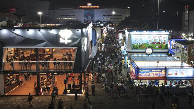 Pengunjung berjalan di salah satu stan saat Jakarta Fair 2022 di JIExpo Kemayoran, Jakarta, Kamis (8/6/2022). Jakarta Fair 2022 atau Pekan Raya Jakarta yang bertemakan 'Jakarta Fair Bangkit Kembali, Majulah Produk-Produk Indonesia di Pasar Domestik dan Dunia' tersebut merupakan rangkaian dari perayaan Hari Ulang Tahun (HUT) ke-495 DKI Jakarta berlangsung hingga 17 Juli 2022. ANTARA FOTO/M RIsyal Hidayat
