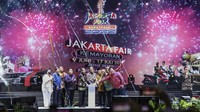 Gubernur DKI Jakarta Anies Baswedan (kelima kanan) bersama Ketua Mahkamah Konstitusi (MK) Anwar Usman (kelima kiri), Wakil Ketua MPR Hidayat Nur Wahid (keempat kanan) dan Arsul Sani (ketiga kanan) didampingi Menteri BUMN Erick Thohir (keempat kiri), Kepala Staf Angkatan Laut (KSAL) Laksamana TNI Yudo Margono (ketiga kiri), Komisaris Utama JIExpo Murdaya Poo (kedua kiri) dan Hartati Murdaya (kiri) menekan tombol pembukaan Jakarta Fair 2022 di JIExpo Kemayoran, Jakarta, Kamis (9/6/2022).   