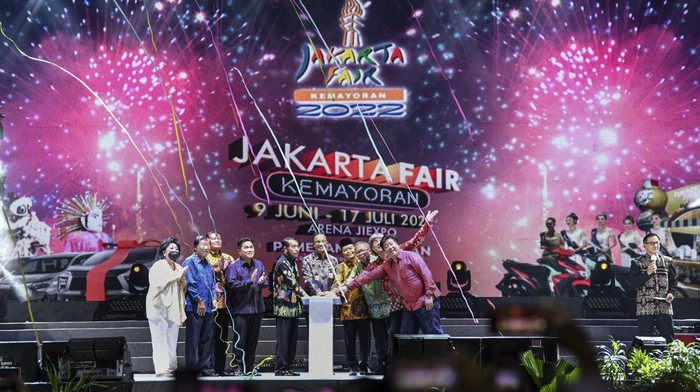 Pengunjung berjalan di salah satu stan saat Jakarta Fair 2022 di JIExpo Kemayoran, Jakarta, Kamis (8/6/2022). Jakarta Fair 2022 atau Pekan Raya Jakarta yang bertemakan 'Jakarta Fair Bangkit Kembali, Majulah Produk-Produk Indonesia di Pasar Domestik dan Dunia' tersebut merupakan rangkaian dari perayaan Hari Ulang Tahun (HUT) ke-495 DKI Jakarta berlangsung hingga 17 Juli 2022. ANTARA FOTO/M RIsyal Hidayat