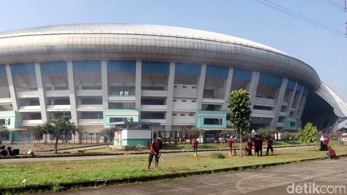 Stadion Gelora Bandung Lautan Api akan digunakan untuk pertandingan Piala Presiden 2022. Jelang pertandingan, area stadion dibersihkan.