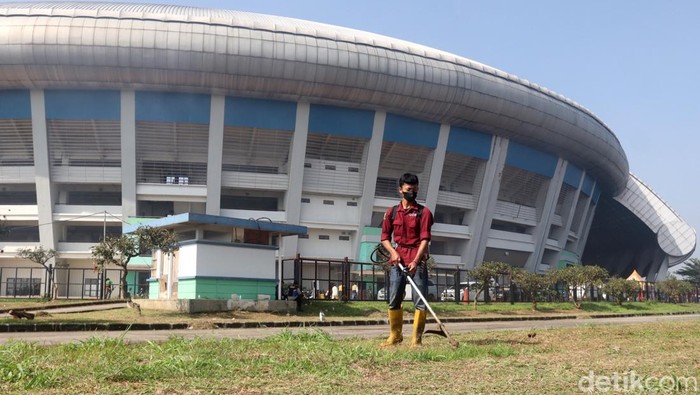 Stadion Gelora Bandung Lautan Api akan digunakan untuk pertandingan Piala Presiden 2022. Jelang pertandingan, area stadion dibersihkan.