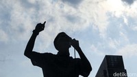 Massa yang mengatasnamakan Serikat Sarjana Muslim Indonesia juga menuntut pemerintah India untuk meminta maaf kepada umat Islam.