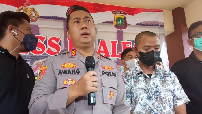 Tersangka kasus rekayasa kecelakaan di Bekasi, Wahyu (kanan) menyerahkan diri ke polisi.