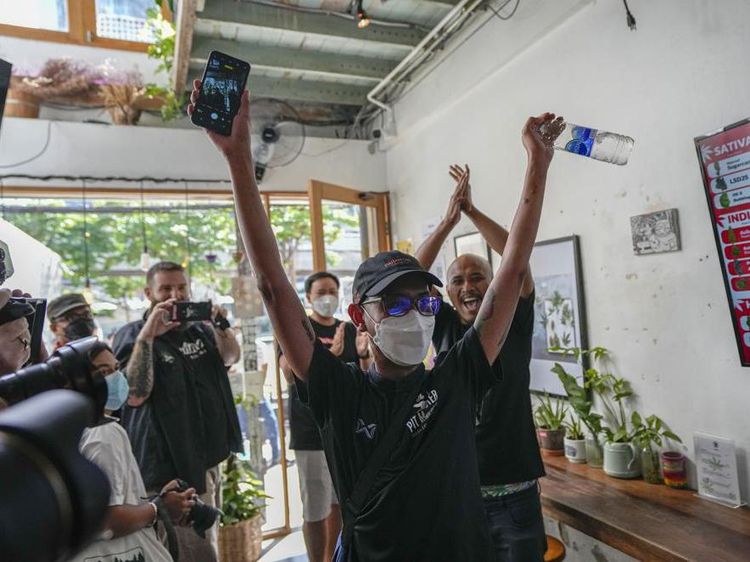 Sorak Sorai Warga Thailand Antre Beli Ganja