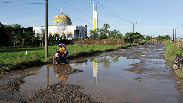 Tolong! Jalan Provinsi di Kabupaten Gowa Sulsel Rusak Parah Jalan poros penghubung Kabupaten Gowa dengan Kabupaten Maros rusak parah di sejumlah titik. Meski rusak, sejumlah pengendara masih tampak melintasi jalan itu.