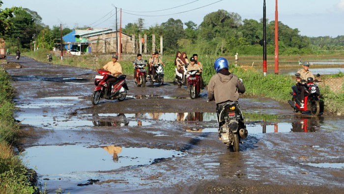 Tolong! Jalan Provinsi di Kabupaten Gowa Sulsel Rusak Parah Jalan poros penghubung Kabupaten Gowa dengan Kabupaten Maros rusak parah di sejumlah titik. Meski rusak, sejumlah pengendara masih tampak melintasi jalan itu.