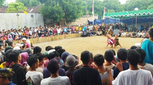 Tradisi Peresean Perang Bintang digelar untuk memperingari lahirnya Pancasila dan berdirinya Desa Jembatan Gantung, Kecamatan Lembar, Kecamatan Lembar, Lobar.