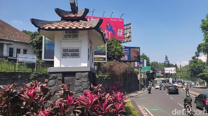 Tugu sister city di Bandung.