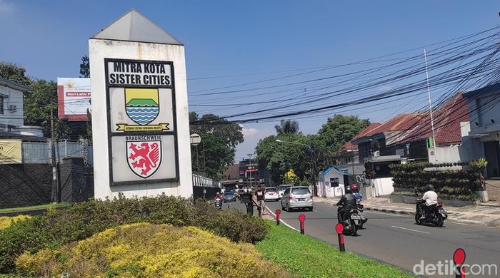 Tugu sister city di Bandung.