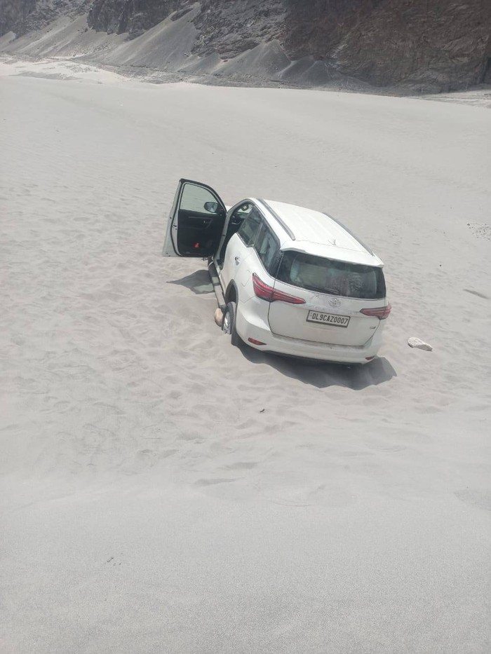 Turis bawa mobil ke Lembah Nubra di Ladakh