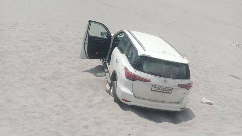 Turis bawa mobil ke Lembah Nubra di Ladakh Turis bawa mobil ke Lembah Nubra di Ladakh