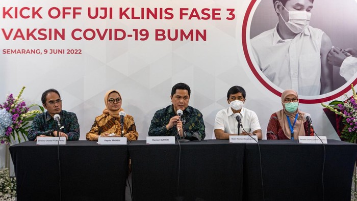 Menteri BUMN Erick Thohir (kedua kanan) berbincang dengan Wakil Menteri Kesehatan Dante Saksono Harbuwono (kanan), Kepala BPOM RI Penny K Lukito (kedua kiri),  dan Direktur Utama PT Bio Farma Honesti Basyir (kiri) seusai meninjau Uji Klinis Fase 3 Vaksin COVID-19 BUMN di Semarang, Jawa Tengah, Kamis (9/6/2022). Vaksin COVID-19 BUMN kolaborasi PT Biofarma, Baylor College of Medicine, dan Eijkman menggunakan platform protein rekombinan sub-unit tersebut ditargetkan memperoleh Izin Edar Darurat (Emergency Use Authorization/UEA) pada Juli 2022 mendatang dengan persiapan kapasitas produksi sebesar 120 juta dosis per tahun. ANTARA FOTO/Aji Styawan/YU