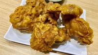 Menu ini merupakan kreasi ayam goreng tradisional Korea yang dibalut tepung lengket dan renyah. Ayam tongdak biasanya ditawarkan di pasar tradisional atau warung makan sederhana di Korea. Foto: detikFood