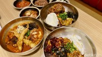 Ultra Ramyeon ternyata masih satu grup dengan SGD Tofu yang sudah dulu ada di PIM Street Galery Lantai 1. Tempat makan ramyeon ini juga berada di area yang sama dengan SGD Tofu. Foto: detikFood