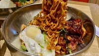 Bagi pecinta drama Korea, tentunya tak asing lagi dengan ramyeon. Di Korea, hidangan ini biasanya terbuat dari mie instan yang dikreasikan dengan tambahan telur, sayuran, hingga irisan daging. Foto: detikFood