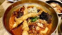 Ramyeon paling favorit kita rekomendasi untuk pesan kimchi dan buldak. Rasanya cenderung asam segar gitu dan buldak cocok buat yang suka pedas. Foto: detikFood