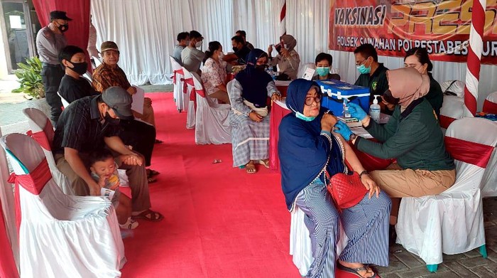 Antisipasi lonjakan kasus COVID-19 di Surabaya kepolisian terus menggencarkan vaksinasi booster.