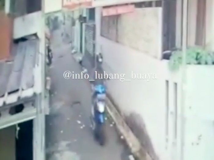 Video seorang pria diduga melakukan ekshibisionis di kawasan Lubang Buaya, Jaktim, viral di medsos. Terduga pelaku disebut memamerkan kelaminnya kepada ibu-ibu di dalam gang. (Screenshot video viral)