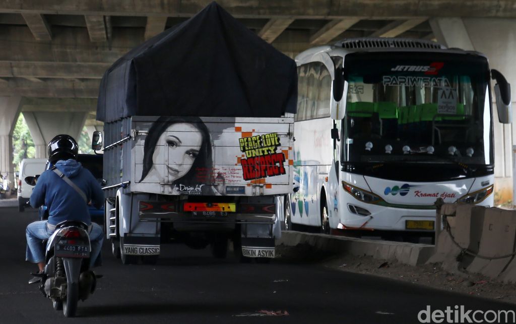 Truk tak hanya sebagai alat pengakut barang, tapi bisa juga dijadikan sebagai media untuk berekspresi. Visualisasi suara hati. Ini buktinya. Banyak Kendaraan Truk dihiasi lukisan atau kata-kata unik yang menghibur bagi pengendara lainnya. Truk dengan lukisan itu mudah ditemukan sepanjang jalan utama perdagangan di Jawa dan Sumatera.