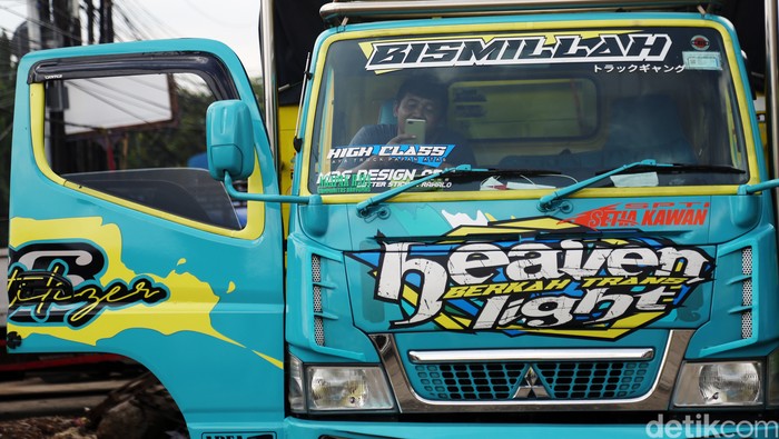 Truk tak hanya sebagai alat pengakut barang, tapi bisa juga dijadikan sebagai media untuk berekspresi. Visualisasi suara hati. Ini buktinya. Banyak Kendaraan Truk dihiasi lukisan atau kata-kata unik yang menghibur bagi pengendara lainnya. Truk dengan lukisan itu mudah ditemukan sepanjang jalan utama perdagangan di Jawa dan Sumatera.