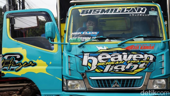 Visualisasi Suara Hati Sopir Truk Truk tak hanya sebagai alat pengakut barang, tapi bisa juga dijadikan sebagai media untuk berekspresi. Visualisasi suara hati. Ini buktinya. Banyak Kendaraan Truk dihiasi lukisan atau kata-kata unik yang menghibur bagi pengendara lainnya. Truk dengan lukisan itu mudah ditemukan sepanjang jalan utama perdagangan di Jawa dan Sumatera.