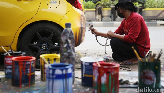 Truk tak hanya sebagai alat pengakut barang, tapi bisa juga dijadikan sebagai media untuk berekspresi. Visualisasi suara hati. Ini buktinya. Banyak Kendaraan Truk dihiasi lukisan atau kata-kata unik yang menghibur bagi pengendara lainnya. Truk dengan lukisan itu mudah ditemukan sepanjang jalan utama perdagangan di Jawa dan Sumatera.