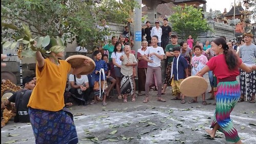 Warga Banjar Dinas Langsat, Desa dan Kecamatan Rendang, Kabupaten Karangasem, Bali, memiliki tradisi unik yang disebut Grudug Langsat.