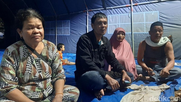 Warga mengungsi pascakebaran 13 rumah di TPA Puuwatu Kendari.