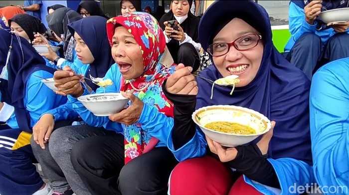 Warga menikmati sajian Festival Soto Lamongan