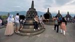 Dear Pengunjung Candi Borobudur, Tolong Kelakuannya Jangan Seperti Ini!