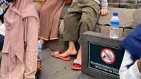 Di foto-foto lainnya juga sama. Wisatawan dengan tanpa bersalah duduk begitu saja di atas stupa. Padahal sudah jelas-jelas ada papan peringatan larangan duduk di atas stupa. Entah sampai kapan perilaku seperti ini berhenti dilakukan wisatawan lokal. (Twitter)