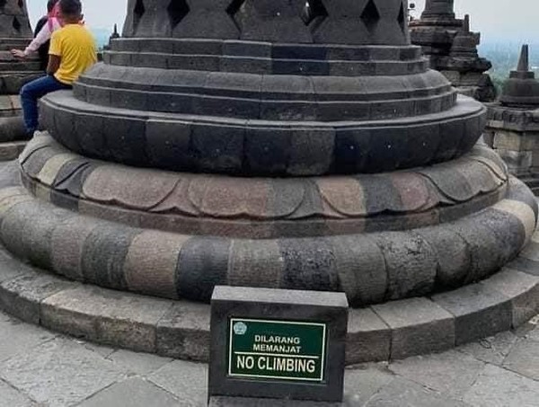 Ada juga papan peringatan untuk tidak memanjat ke stupa. Namun papan larangan itu hanya jadi hiasan belaka dan tidak dibaca wisatawan, apalagi dipatuhi. (Twitter)