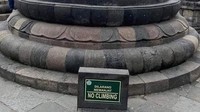 Ada juga papan peringatan untuk tidak memanjat ke stupa. Namun papan larangan itu hanya jadi hiasan belaka dan tidak dibaca wisatawan, apalagi dipatuhi. (Twitter)