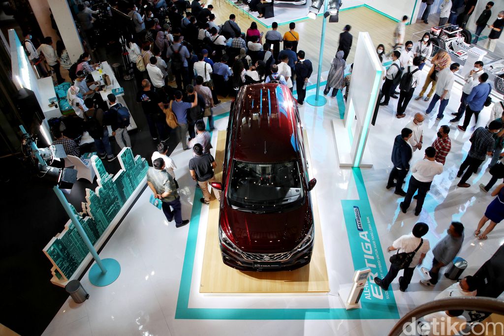 All New Ertiga Hybrid resmi diluncurkan di Indonesia. Mobil Low MPV hybrid pabrikan Suzuki ini dijual mulai dari Rp 270 jutaan lho. Penasaran?