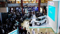 Secara umum, teknologi hybrid di Suzuki Ertiga Hybrid ini mirip dengan kepunyaan Ertiga Diesel yang sudah hadir lebih dulu. Namun kali ini, Suzuki Smart Hybrid yang ditanamkan di Ertiga lebih smart dengan bantuan baterai lithium ion. Sebagai mild hybrid, tentu bantuan listrik ke mesin bensin di Ertiga Hybrid ini tidak terlalu besar. Sederhananya, daya dari baterai akan bergerak menuju ISG (Integrated Starter Generator) untuk dilanjutkan ke mesin bensinnya.
