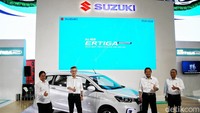 President Director Suzuki Indonesia Shingo Sezaki dan Direktur Industri Maritim, Alat Transportasi, dan Alat Pertahanan (ILMATAP) Kementerian Perindustrian RI, Hendro Martono melakukan peresmian All New Ertiga Hybrid di kawasan Mall Kelapa Gading, Jakarta Utara, Jumat (10/6). 
