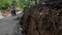 Selain itu akses jalan penghubung antardesa terputus.