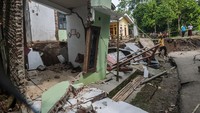 Bencana pergerakan tanah ini disebabkan tingginya intensitas hujan selama beberapa hari di daerah tersebut.